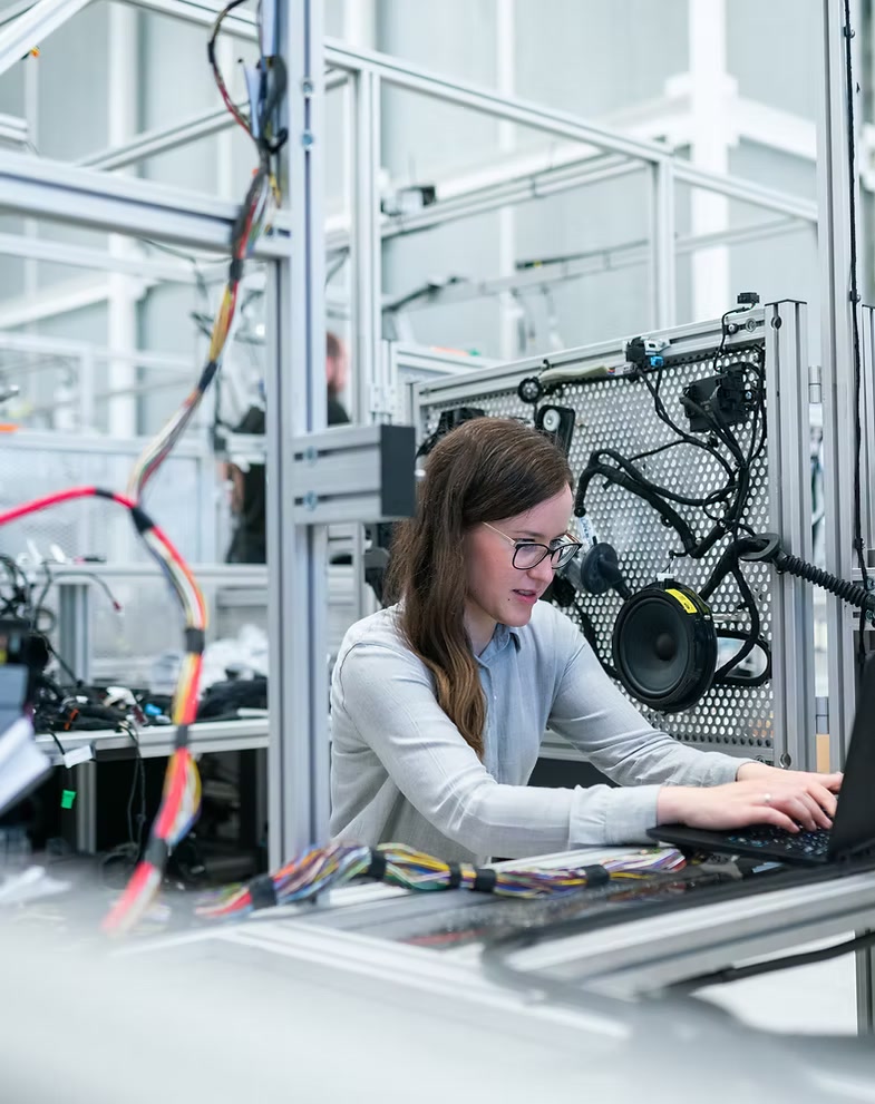 Profesional trabajando con tecnología en un laboratorio